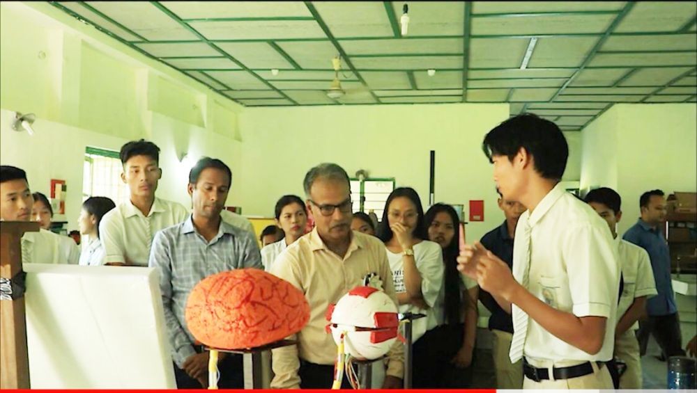 A student explains the model to the judges at the ‘Science Exhibition 2022’ organised by the Patkai Christian College (Autonomous) at its Science Complex on October 7. (Morung Photo)